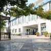 Cortile con pavimentazione in pietra e edificio moderno.