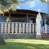 Terrazza blu con statue e piante in vasi.